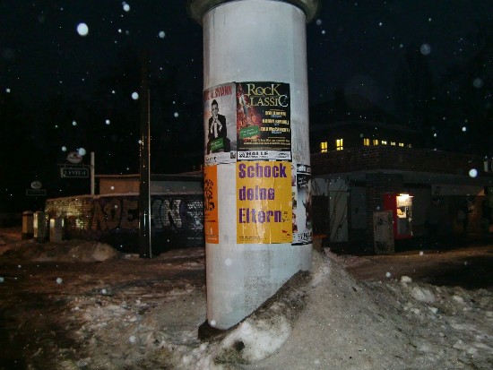 An der Endhaltestelle der Linie 1 wurde dieses Plakat gefunden.Die Schüler der dortigen Grundschule werden ihre Eltern kaum mit einem Buch schocken können. Viele von ihnen sind fleißige Leser der Fahrbibliothek, die jede Woche auf dem Schulhof hält.